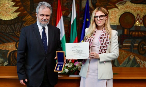 Министър Велислава Петрова връчи „Златна лаврова клонка“ на посланика на Унгария в България Миклош Борош
